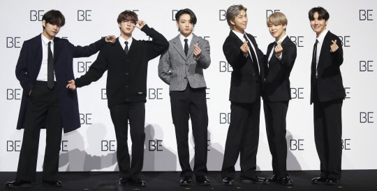 20일 오전 서울 중구 동대문디자인플라자에서 열린 방탄소년단 새 앨범 'BE (Deluxe Edition)' 글로벌 기자간담회에서 멤버들이 포즈를 취하고 있다.  연합뉴스